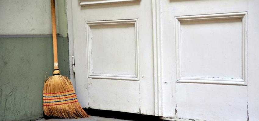 Vengo a hacer desmadre... Bueno, no 850_400_broom-at-the-white-wooden-door_1493026693