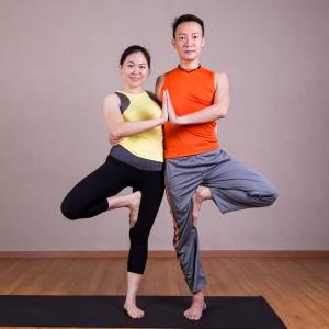 Posturas de Yoga en Pareja: doble árbol Posturas de Yoga en Pareja: doble árbol