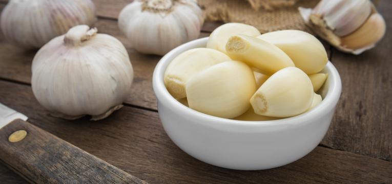 amuleto de ajo, perejil y yerbabuena para la buena suerte