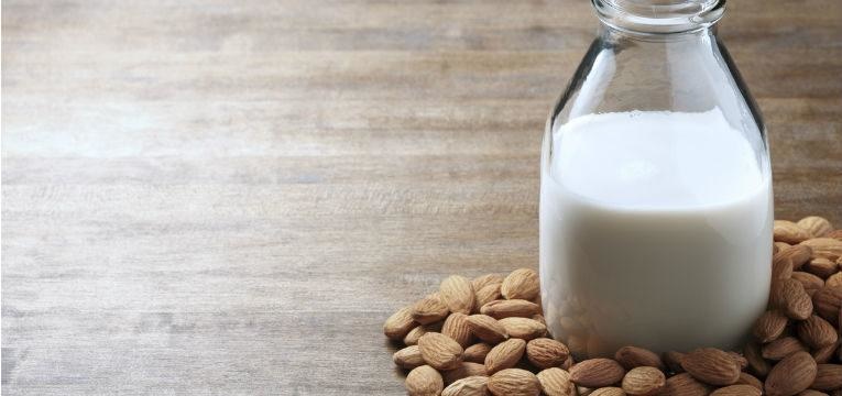 Beneficios de tomar leche de almendras Beneficios de tomar leche de almendras