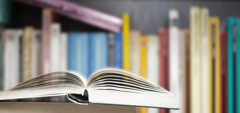 La serpiente y la luciérnaga: una fábula sobre la envidia